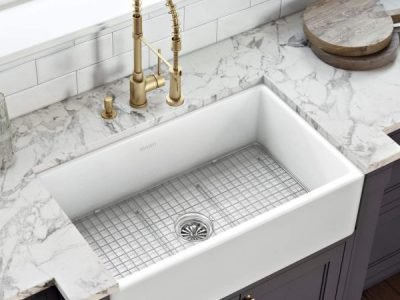 fireclay-farmhouse-sink-flat-apron-streamlined-design-single-basin-with-protective-bottom-rack-stylish-kitchen-ideas-1-600x600